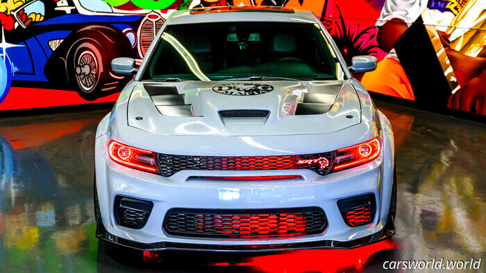 El Cargador Hellcat Personalizado De Shaq Es Más Llamativo Que Su Juego Y Está A La Venta | Carscoops